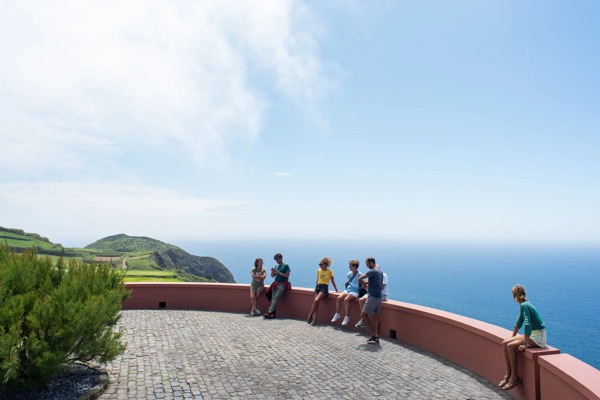 Високо над західним узбережжям Сан-Мігеля знаходиться Мірадуру-да-Понта-ду-Ескальвадо, мальовничий краєвид, який є одним із найбільш фотографованих місць на острові